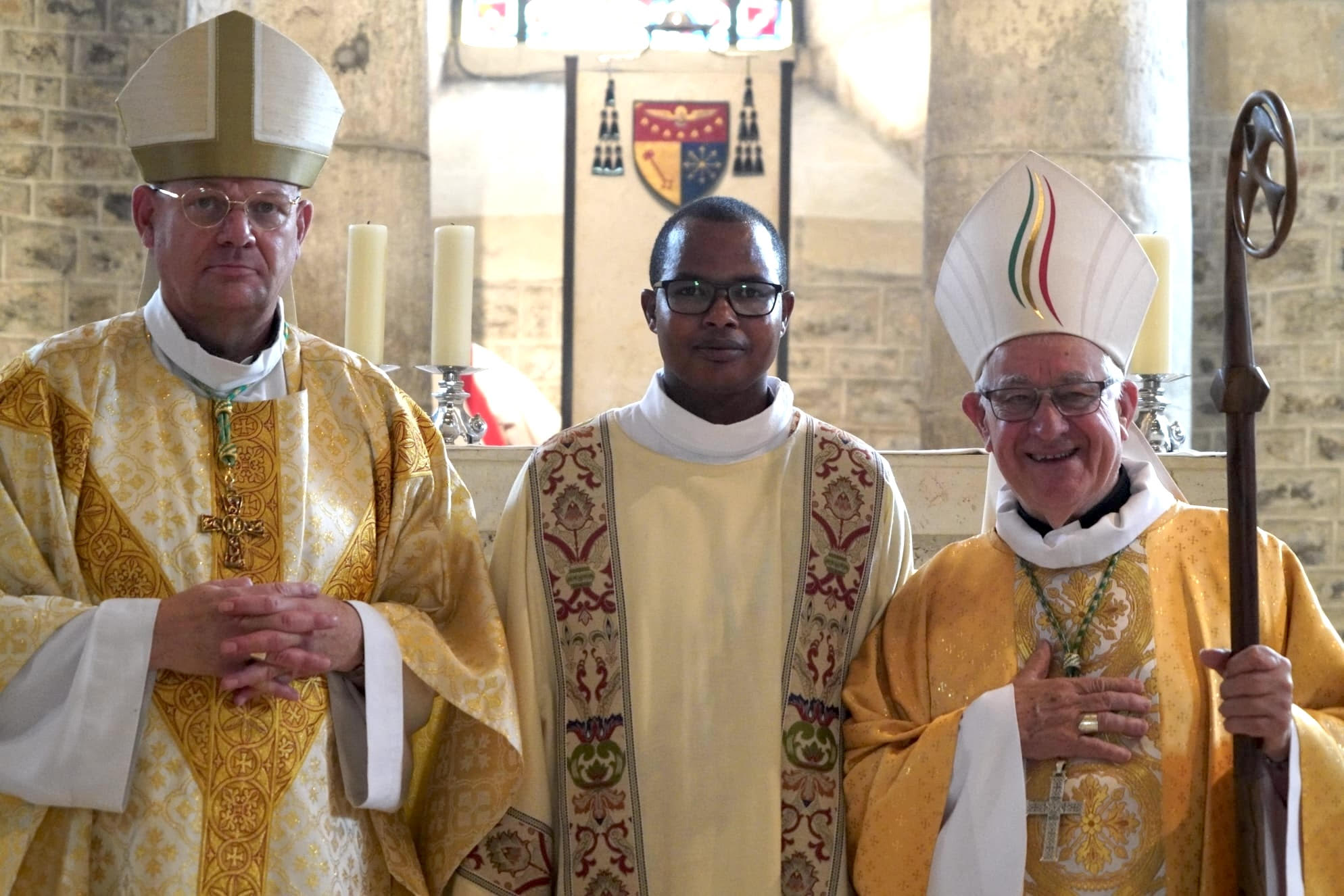 Le nouvel ordonné aux côtés du Père abbé Hugues Paulze d’Ivoy (à gauche) et de Mgr Jean-Yves Riocreux © Abbaye Saint-Pierre 