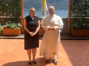 Elise Ann Allen de Crux et le pape Léon XIV à Castel Gandolfo, 10 juillet 2025 © Cruxnow.com