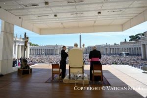 Audience générale : comme le Christ sur la croix, "n'ayons pas peur de demander" © Vatican Media 