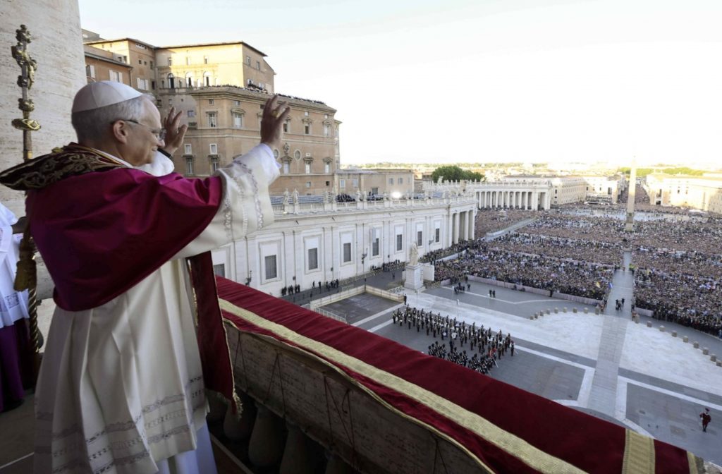 Premiers mots du pape Léon XIV : "La paix soit avec vous tous" © Vatican Media 