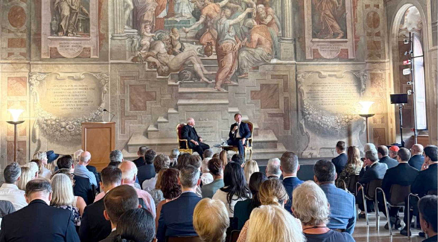 Débat Organisé Par L'ambassade Des États-Unis Près Le Saint-Siège, En Collaboration Avec Le Dicastère Pour L'Évangélisation Et La Conférence Des Évêques Catholiques Des États-Unis © Ambassade Des États-Unis Près Le Saint-Siège