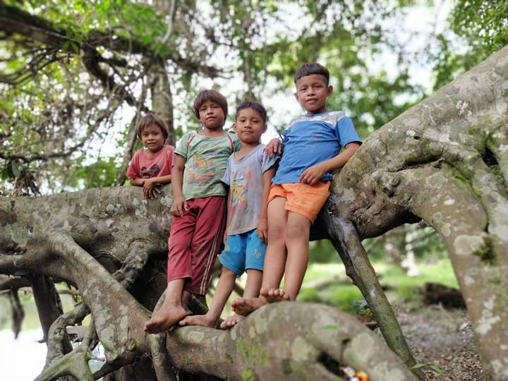 Des jeunes en Amazonie péruvienne bénéficieront du Projet-Partage 2025-2026 de Mond’Ami, qui vise à faciliter leur transport vers des hôpitaux. (Photo : P. Miguel Ángel Marugán)