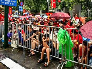 Les Vietnamiens ont bravé la pluie le 27 août pour assister au convoi militaire, à l’occasion des répétitions du 80e anniversaire de l’indépendance fêté ce 2 septembre. © Van Ngo/Ucanews