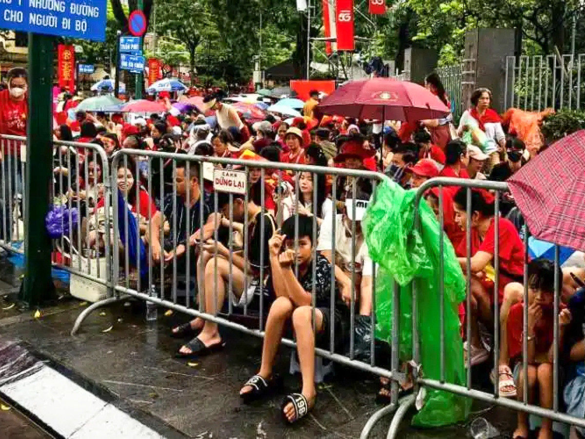 Les Vietnamiens ont bravé la pluie le 27 août pour assister au convoi militaire, à l’occasion des répétitions du 80e anniversaire de l’indépendance fêté ce 2 septembre. © Van Ngo/Ucanews