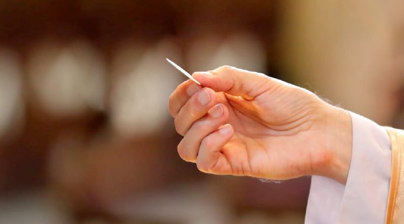 Les catholiques vivent l’Eucharistie pendant la messe d’une manière qui peut déterminer leur foi profonde dans le mystère qui l’entoure