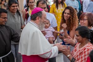 Paolo Martinelli avec des fidèles de sa région. ©AVOSA