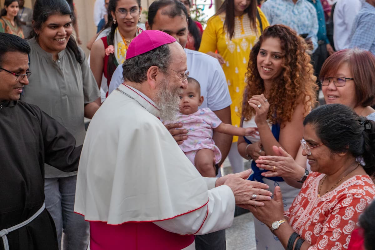 Paolo Martinelli avec des fidèles de sa région. ©AVOSA
