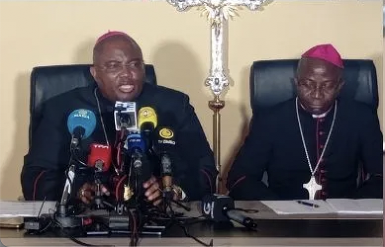 Mgr Belmiro Cuica Chissengueti, Évêque de Cabinda, et porte parole de la CEAST(Lisant le communiqué de l'assise) © Sandrine Amboka, ACI Afrique