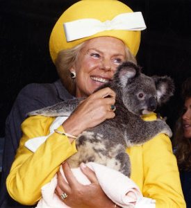 S.A.R. la duchesse de Kent avec un koala à l’Expo 88, Brisbane, 1988 © Wikicommons