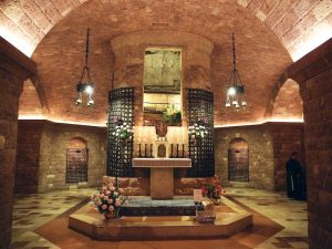 Le tombeau de saint François dans la crypte de la basilique d'Assise © sanfrancescoassisi.org
