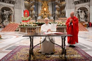 Le 28 octobre 2025 pape Léon XIV a signé la lettre apostolique « Dessiner de nouvelles cartes d’espérance », soixante ans après la déclaration conciliaire Gravissimum educationis de saint Paul VI © Vatican Media