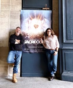 Les réalisateurs devant l'église Notre-Dame de Talence, à Bordeaux © facebook.com/steven.j.gunnell