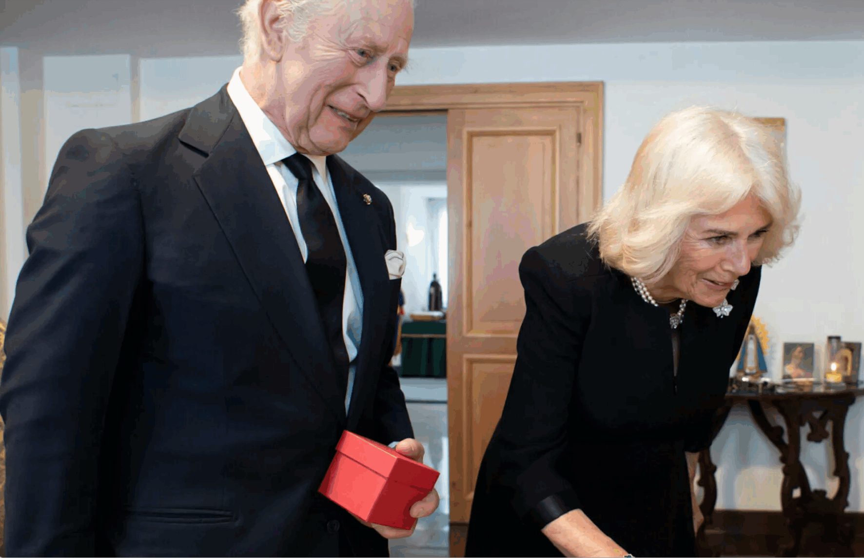 Le roi et la reine d'Angleterre en visite officieuse avec le pape François malade, avril 2025 © Vatican Media