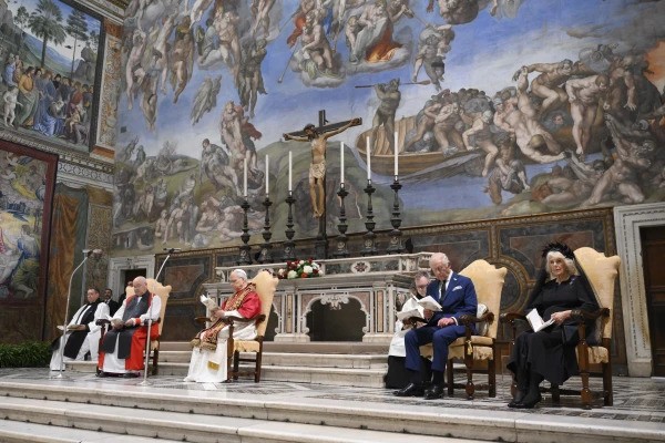 Le pape Léon XIV et le roi Charles III prient ensemble dans la chapelle Sixtine lors d’une rencontre historique au Vatican, le jeudi 23 octobre 2025 © Vatican Media