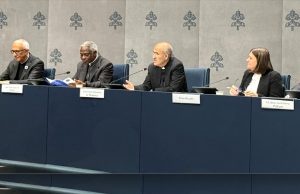 Le cardinal Mendonça et quelques intervenants, conférence de presse du 22 octobre 2025 © dce.va