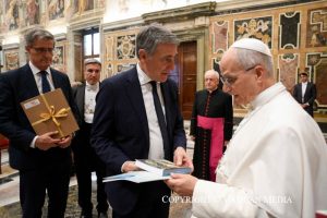 Salutations du Saint-Père aux membres du Conseil national anti-usure, 18 octobre 2025 © Vatican Media 