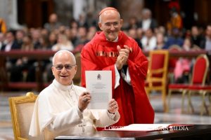 Le 28 octobre 2025 pape Léon XIV a signé la lettre apostolique « Dessiner de nouvelles cartes d’espérance », soixante ans après la déclaration conciliaire Gravissimum educationis de saint Paul VI © Vatican Media