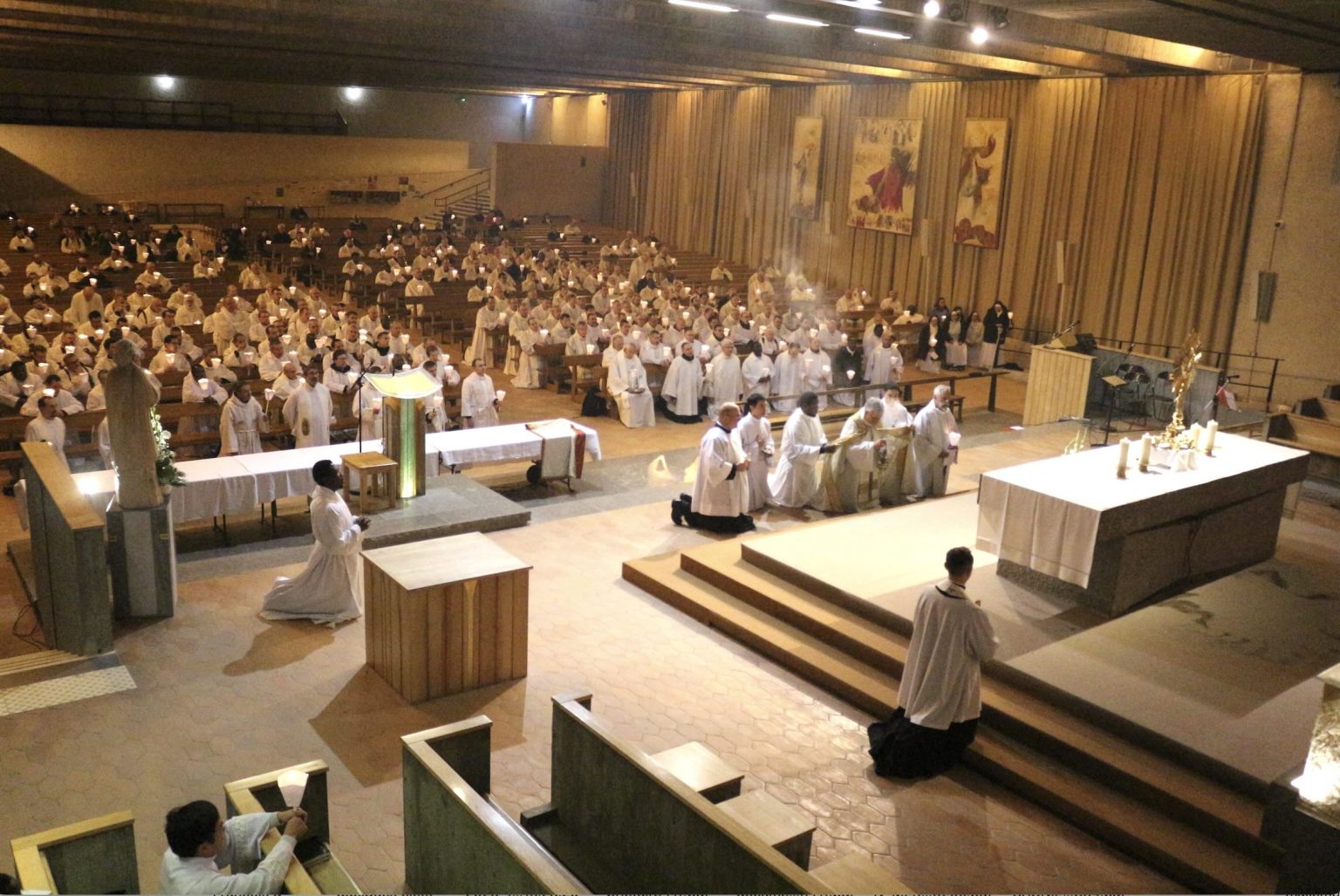 Adoration eucharistique et renouvellement des promesses d’ordinations © Sanctuaire d'Ars