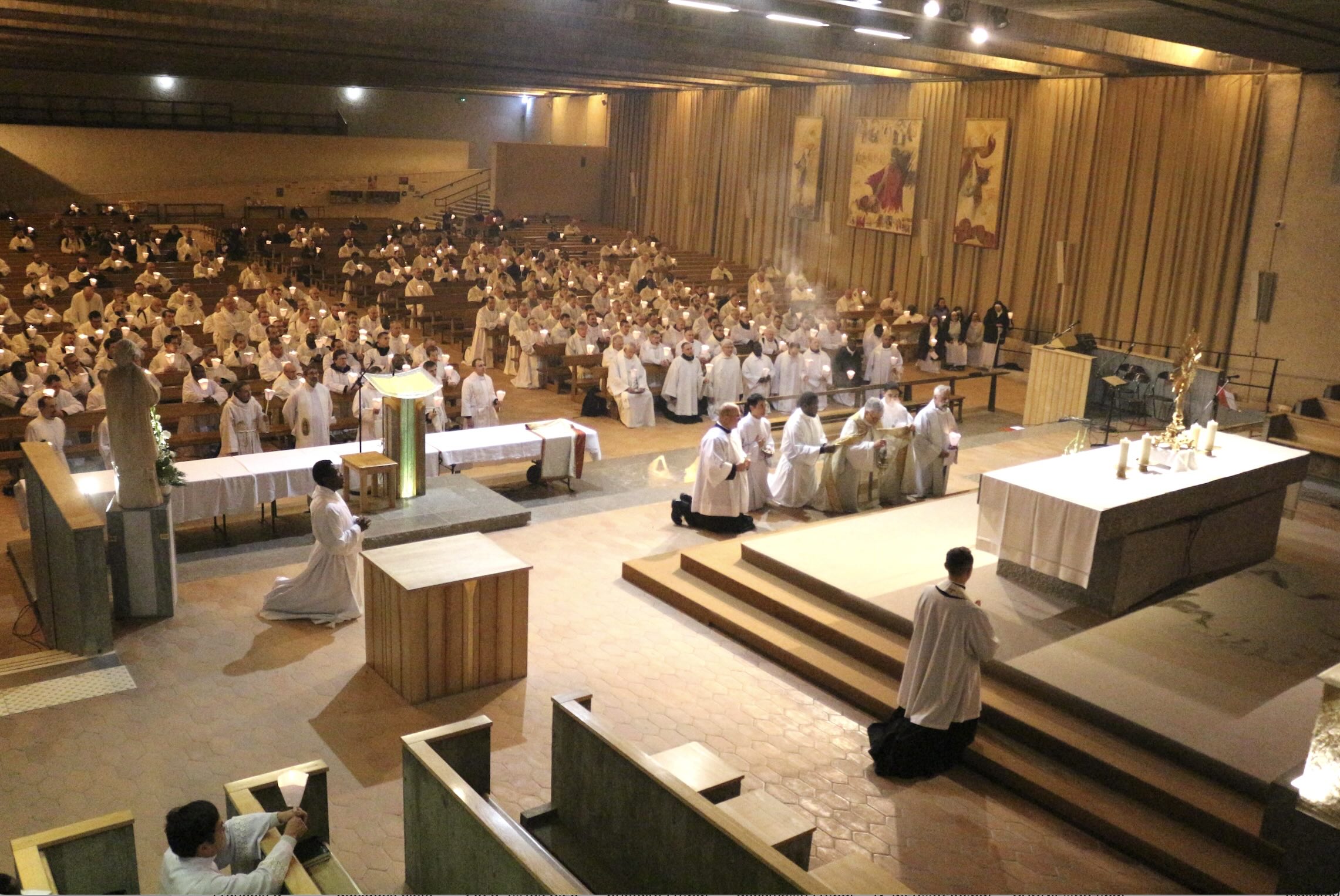 Adoration eucharistique et renouvellement des promesses d’ordinations © Sanctuaire d'Ars