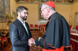 Le cardinal Pietro Parolin et le président de la République du Chili, Gabriel Boric Font © Vatican Media