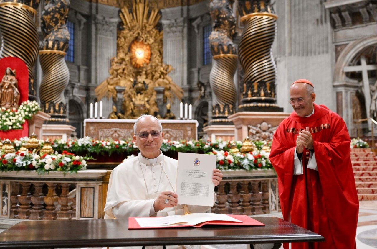 Le 28 octobre 2025 pape Léon XIV a signé la lettre apostolique « Dessiner de nouvelles cartes d’espérance », soixante ans après la déclaration conciliaire Gravissimum educationis de saint Paul VI © Vatican Media