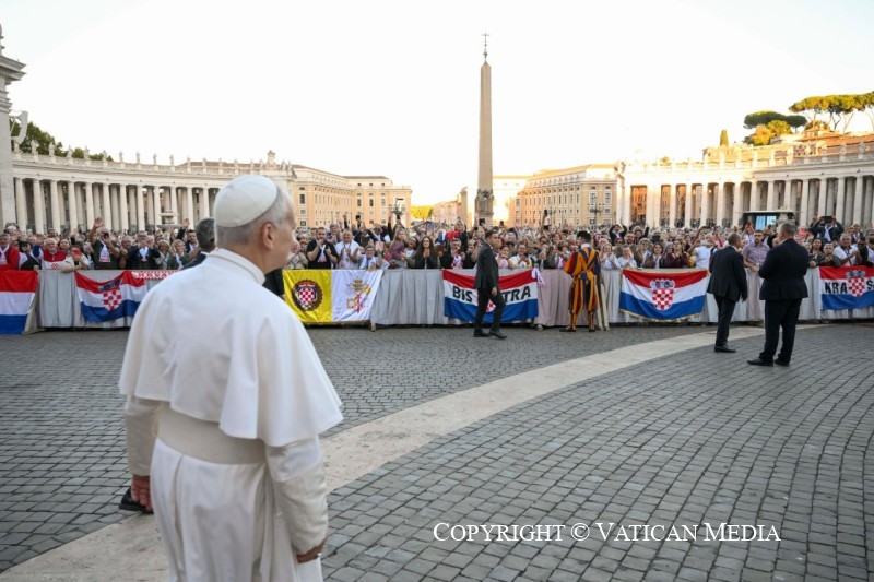 Salutations du Saint-Père aux pèlerins de Croatie sur la Place Saint-Pierre, 8 octobre 2025 © Vatican Media