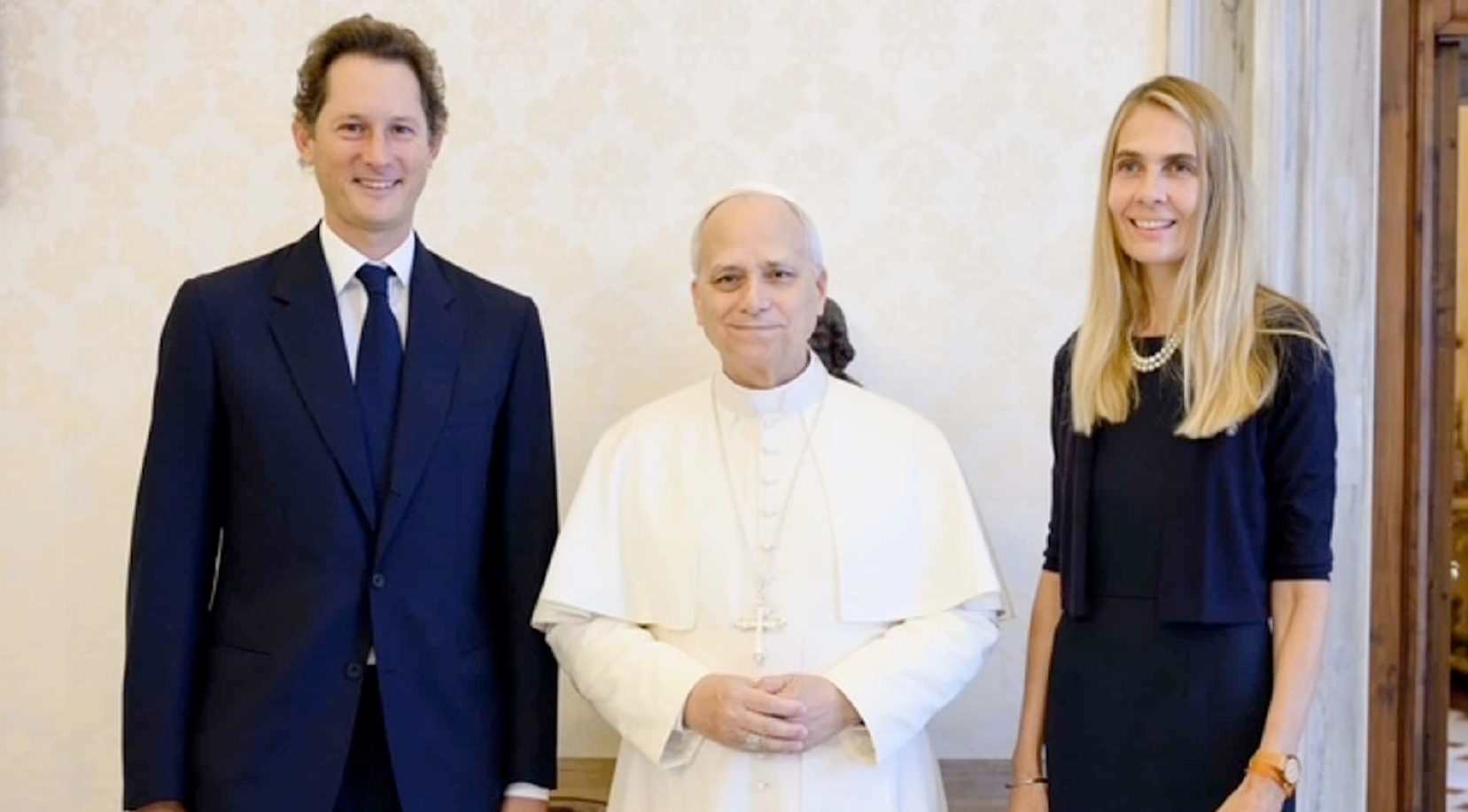 Le pape Léon XIV a reçu John Elkann et son épouse, Lavinia Borromeo, en audience privée © Ferrari et Vatican Media