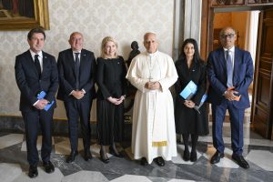 Bertrand Bainvel, directeur de l’UNICEF pour le Bureau des partenariats européens ;Nicola Graziano, président de l’UNICEF Italie ; Catherine Russell, directrice générale de l’UNICEF ; Sa Sainteté le pape Léon XIV ; Nabila Jamshed, du bureau de la directrice générale de l’UNICEF ; et Alejandro Escalona Aguero, responsable des partenariats publics pour la France, l’Espagne et l’Italie – Équipe européenne du PPD de l’UNICEF.