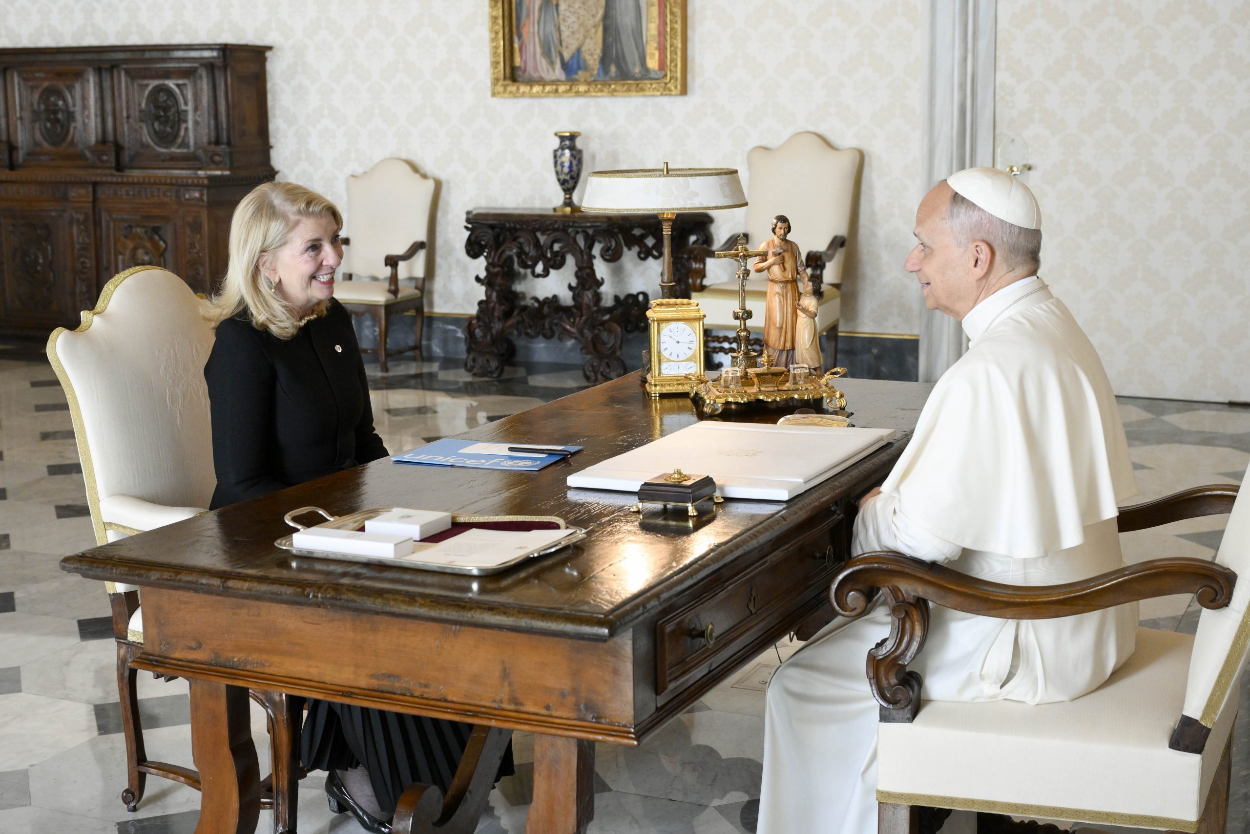 La Directrice générale de l’UNICEF, Catherine Russell, rencontre le pape Léon XIV © Vatican Media