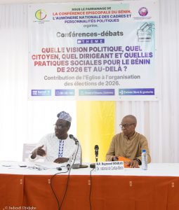 professeur Rock Mango et Le Père Raymond Goudjo, Directeur CARITAS BENIN © JUDICAËL DJIDJOHO HOUNGNIBO