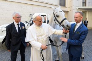 Le cheval s’appelle Proton. C’est un pur-sang arabe © Vatican Media