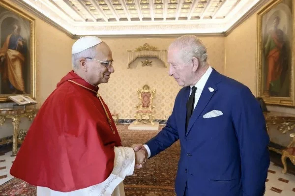 Le pape Léon XIV et le roi Charles III prient ensemble dans la chapelle Sixtine lors d’une rencontre historique au Vatican, le jeudi 23 octobre 2025 © Vatican Media