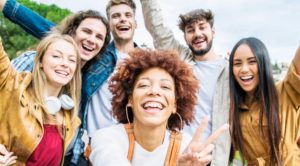 les 18-24 ans affichent les attitudes les plus favorables envers la religion parmi tous les groupes d’âge