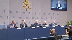 La conférence de presse de présentation du IIᵉ Rapport annuel sur les politiques et procédures de l’Église pour la protection, 16 octobre 2025 © VaticanNews