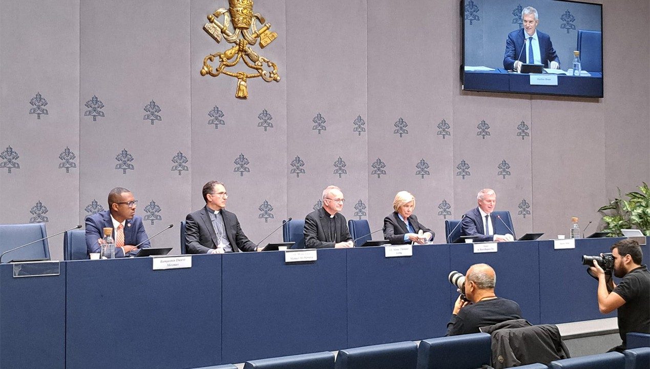 La conférence de presse de présentation du IIᵉ Rapport annuel sur les politiques et procédures de l’Église pour la protection, 16 octobre 2025 © VaticanNews