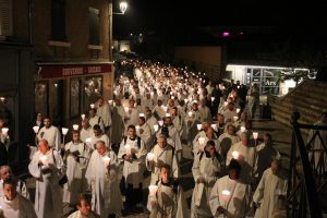 Procession dans Ars © Sanctuaire d'Ars
