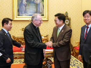 Woo Won-shik, porte-parole de l’assemblée sud-coréenne, le 21 octobre au Vatican avec le cardinal Parolin. © Catholic Times of Korea