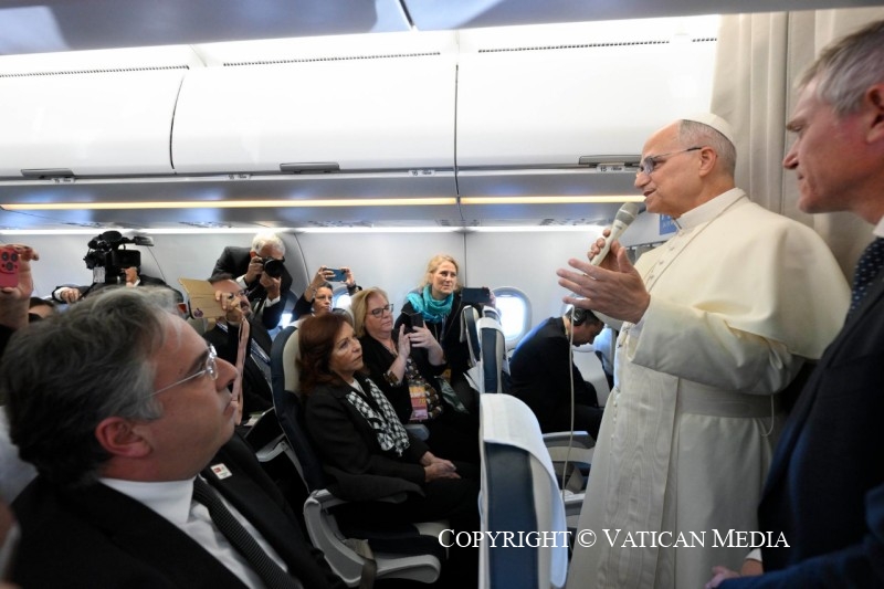 Salut aux journalistes sur le vol Rome-Ankara, 27 novembre 2025 © Vatican Media