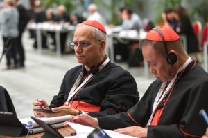 Le futur pape Léon XIV participant au Synode des évêques © synod.va / Langarica