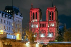 La cathédrale Notre-Dame illuminée par l’AED en 2024 © AED