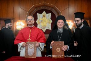 À 15h50, dans le cadre du voyage apostolique en Turquie, le pape Léon XIV et Sa Sainteté Bartholomée Ier ont signé au Palais Patriarcal une Déclaration commune marquée par la gratitude envers Dieu et l’engagement renouvelé sur le chemin de l’unité, à la lumière des paroles du Psaume : « Rendez grâce au Seigneur : Il est bon ! Éternel est son amour ».