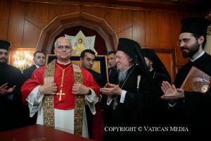 À 15h50, dans le cadre du voyage apostolique en Turquie, le pape Léon XIV et Sa Sainteté Bartholomée Ier ont signé au Palais Patriarcal une Déclaration commune marquée par la gratitude envers Dieu et l’engagement renouvelé sur le chemin de l’unité, à la lumière des paroles du Psaume : « Rendez grâce au Seigneur : Il est bon ! Éternel est son amour ».