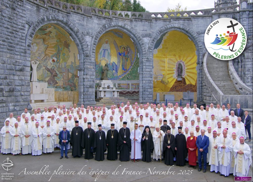 114 évêques français rassemblés à Lourdes avec des représentants de l'Église catholique orientale et orthodoxe © eglise.catholique.fr