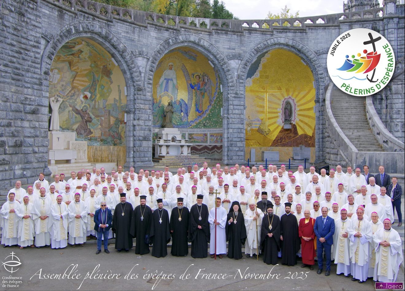 Plus de 120 évêques français rassemblés à Lourdes et des représentants de l'Église catholique orientale et orthodoxe © eglise.catholique.fr