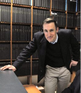 Manuel Tramaux devant les registres de catholicité © Manuel Tramaux