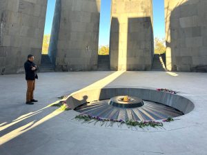 P. Francis Manoukian au Mémorial des victimes du génocide arménien, à Tsitsernakaberd © Francis Manoukian