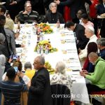 Repas avec les pauvres : "Combien de pauvretés oppriment notre monde !" © Vatican Media
