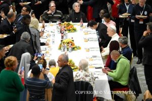 Repas avec les pauvres : "Combien de pauvretés oppriment notre monde !" © Vatican Media