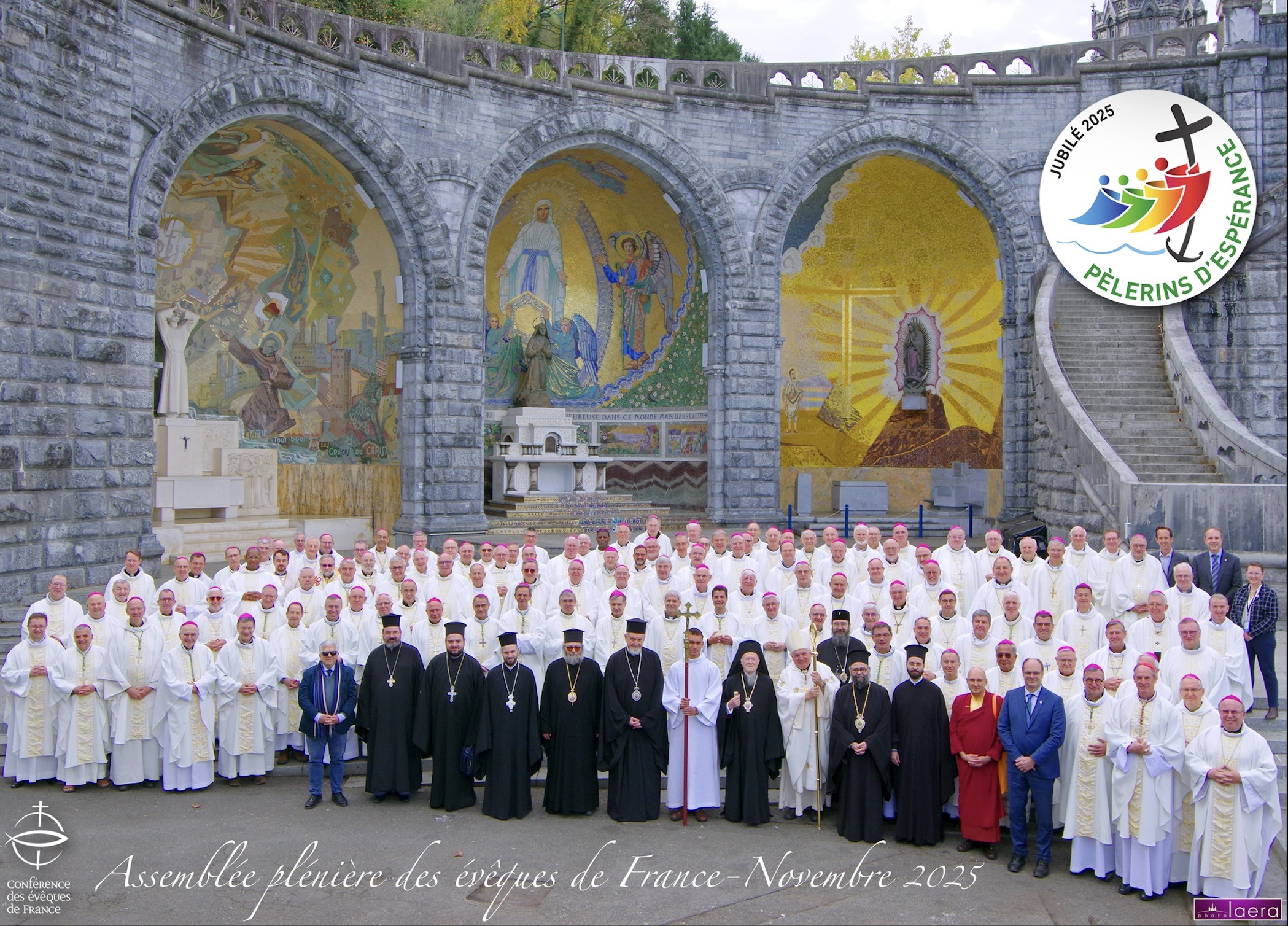 114 évêques français rassemblés à Lourdes avec des représentants de l'Église catholique orientale et orthodoxe © eglise.catholique.fr