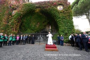 Une centaine de convives ont été accueillis dans les jardins du Vatican © Vatican Media